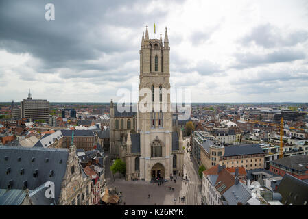 Gand, Belgique - 16 Avril 2017 : Saint Bavo Cathedral ou Vrijdagsmarkt, vue aérienne du beffroi. Gand, Belgique Banque D'Images