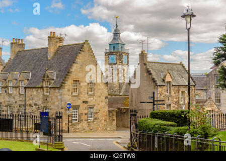 STRILING - Royaume-Uni - 9 août 2017 - Vue sur la vieille ville de Stirling en Écosse avec la tour de l'horloge Banque D'Images