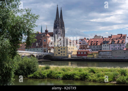 Vue urbaine avec la cathédrale Saint-Pierre, du Danube à l'avant, Regensburg, Allemagne Banque D'Images
