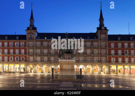 Statue équestre de Philippe III d'Espagne, Casa de la Panadera, Plaza Mayor, Madrid, Espagne Banque D'Images