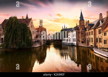 Rozenhoedkaai, Le Quai du Rosaire avec canal et beffroi au coucher du soleil, le centre historique, l'UNESCO World Heritage Site, Bruges Banque D'Images