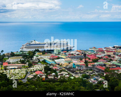 Capitale Roseau et port avec bateau de croisière, Roseau, département de la Guadeloupe, la Dominique Banque D'Images