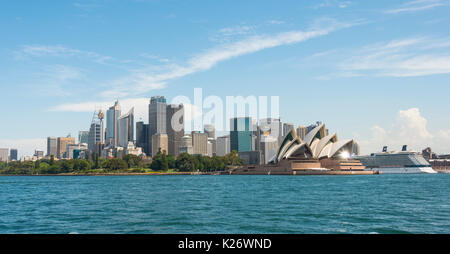 Voir l'opéra de Sydney avec, Skyline, Sydney, New South Wales, Australia Banque D'Images