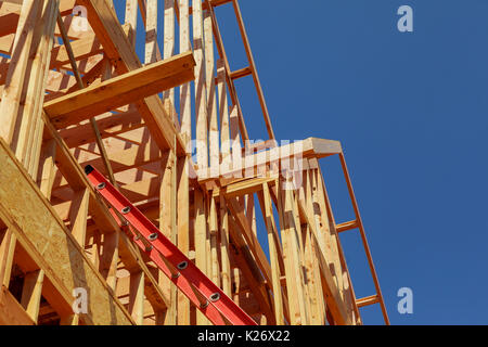 L'ossature de l'intérieur d'une maison neuve en construction Banque D'Images