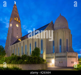 C'est un Luthérien Hallgrimskirkja Church (église paroissiale) de l'Islande à Reykjavik, Islande. À 74,5 mètres (244 pieds) de haut, c'est la plus grande église de Icela Banque D'Images