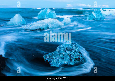 Jökulsárlón est un grand lac glaciaire dans le sud-est de l'Islande, au bord de Le parc national du Vatnajökull. Située à la tête du Breiðamerkurjökull gla Banque D'Images