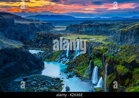 Canyon avec de multiples chutes d'eau dans la région du sud de l'Islande Banque D'Images