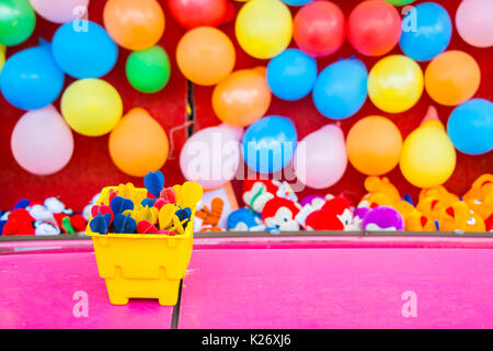 Ballons colorés aux fléchettes et animal en peluche Prix Close Up en Amusement Park Banque D'Images