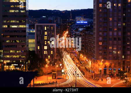 La nuit, le trafic dans le quartier Sant, Barcelone, Catalogne, Espagne Banque D'Images