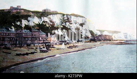 1922 - Une couleur imprimé historique illustration montrant le port de ferry de Douvres comme elle l'a été, la plage et les falaises blanches Banque D'Images