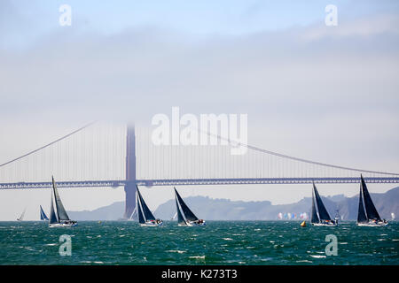 De nombreuses courses de voiliers à tous les angles tourner à la bouée sous le Golden Gate Bridge Banque D'Images