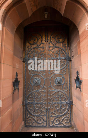 Avec porte en fer forgé orné d'énormes charnières à l'entrée de l'alcôve de pierre Thomas historique Memorial Baptist Church de manteaux à Paisley, Scotland Banque D'Images