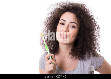 Young Asian Woman, qui weares accolades, qui s'apprête à brosser les dents Banque D'Images