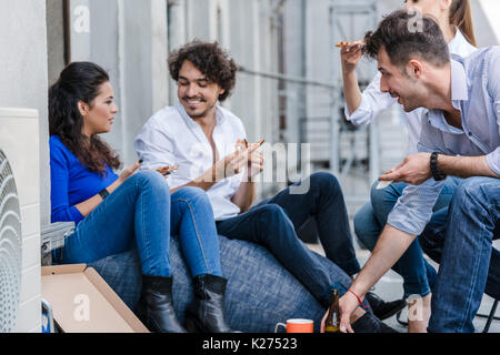 Des industries de la création de l'équipe Office pendant le déjeuner au bureau balcon Banque D'Images