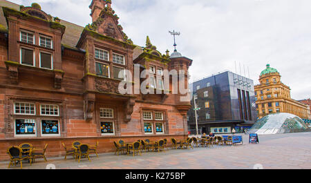 Bâtiment historique orné, maintenant un café, anciennement entrée de métro St Enoch à Glasgow, avec verre moderne entrée de métro en arrière-plan Banque D'Images