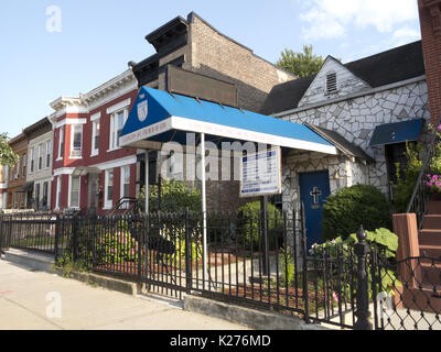 Maisons et Église baptiste sur Lexington Avenue dans la section de Bedford Stuyvesant, Brooklyn, NY, 2017 août26. Banque D'Images