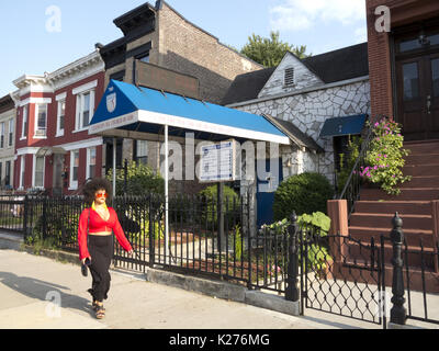 Femme sur moyen de Spike Lee's 9th Annual block party dans la section de Bedford Stuyvesant, Brooklyn, NY, 2017 août26. Banque D'Images