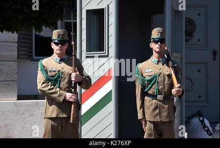 Budapest, Hongrie - Jul 17, 2017. Relève de la Garde hongroise par le palais présidentiel dans le quartier du château de Buda à Budapest. (National Home Banque D'Images