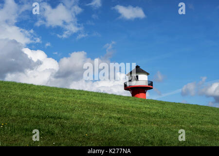 Petit phare à l'elbe à l'Altes Land, près de Hambourg, Allemagne Banque D'Images