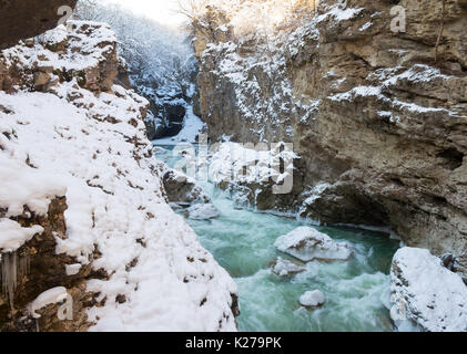 Lit rocheux d'une rivière de montagne en hiver Banque D'Images