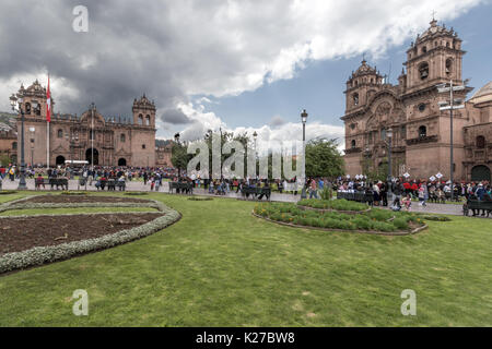 Jardins en face de la Cathédrale (à gauche) et l'église des Jésuites (Compania de Jesus) Plaza de Armas Cusco Pérou Banque D'Images