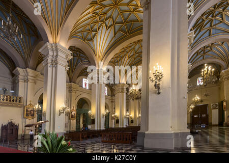 La nef de la Cathédrale Basilique de Lima au Pérou Banque D'Images