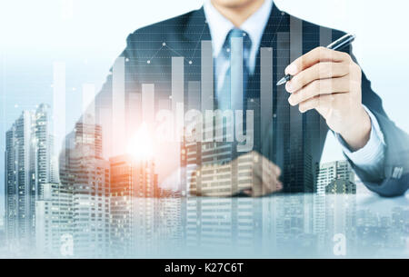 De plus en plus présent d'affaires graphique avec l'arrière-plan de la ville, la croissance de l'entreprise Banque D'Images