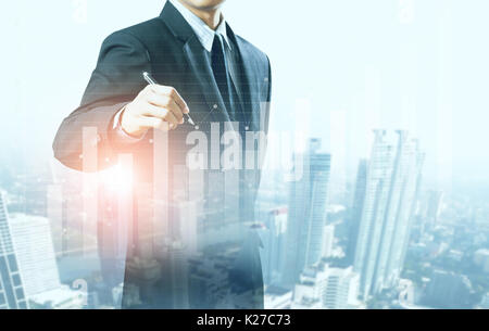 De plus en plus présent d'affaires graphique avec l'arrière-plan de la ville, la croissance de l'entreprise Banque D'Images