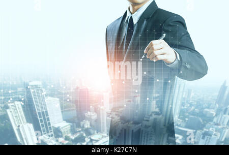 De plus en plus présent d'affaires graphique avec l'arrière-plan de la ville, la croissance de l'entreprise Banque D'Images