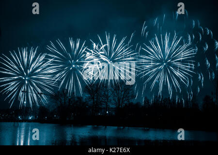 Belle et colorée d'artifice au-dessus de la rivière pendant un jour de l'indépendance à Riga, Lettonie. Banque D'Images