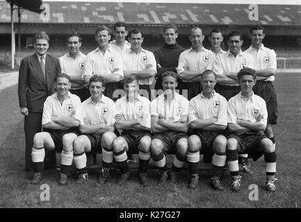 L'équipe de football de Tottenham Hotspur 1952 LtoR Sonny Walters, Alf Ramsey, Leslie Bennett, Henry Clarke, Len Duquemin, Ted Ditchburn, Ron Burgess, Les Dicker, Charles Withers, Derek Château. Front Row Bill Nicholson, Arthur Willis, ?, Sydney McClellan, Eddie Bailey, Tommy Harmer Banque D'Images