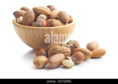 Différents types d'écrous dans le mot. Noisettes, noix, amandes, noix de pécan et les pistaches isolé sur fond blanc. Banque D'Images