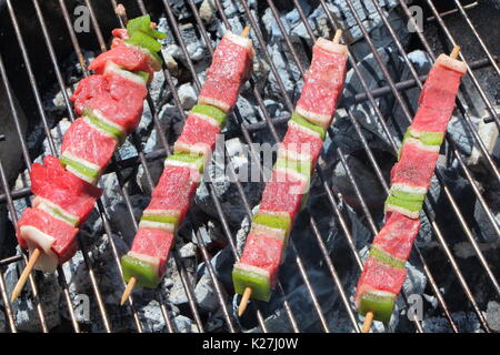 Brochette de boeuf grillées sur le rack d'un barbecue Banque D'Images