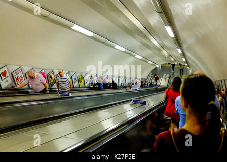 Les gens monter les escaliers mécaniques dans le métro à Londres, Angleterre, le 20 septembre 2016. Banque D'Images