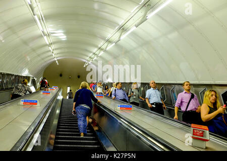 Les gens monter les escaliers mécaniques dans le métro à Londres, Angleterre, le 20 septembre 2016. Banque D'Images