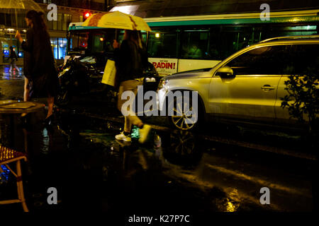 Vue générale des réflexions colorées et des gens sur une nuit pluvieuse à Paris, France le 17 septembre 2016. Banque D'Images