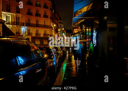 Vue générale des réflexions colorées et des gens sur une nuit pluvieuse à Paris, France le 17 septembre 2016. Banque D'Images