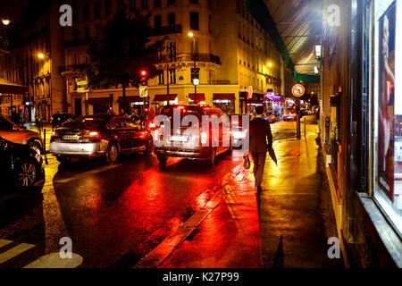 Vue générale des réflexions colorées et des gens sur une nuit pluvieuse à Paris, France le 17 septembre 2016. Banque D'Images