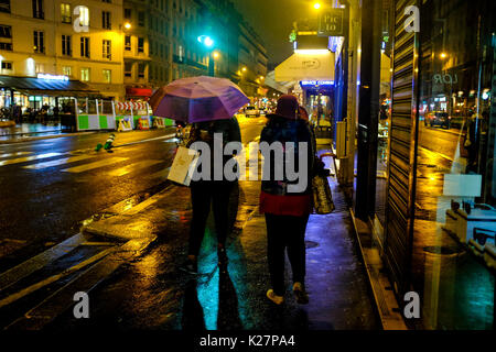 Vue générale des réflexions colorées et des gens sur une nuit pluvieuse à Paris, France le 17 septembre 2016. Banque D'Images