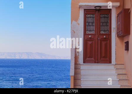 Porte de la mer Égée, et un beau, fleuri, porte néoclassique, une partie de l'architecture traditionnel de l'île de Syros, Grèce près de la mer et du ciel. Banque D'Images