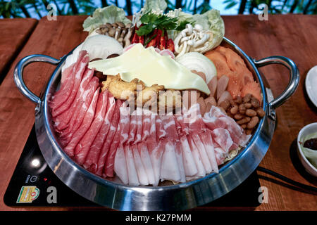 Kit de pot chaud de shabu. Les plats traditionnels japonais ont servi des crus sur une plaque chauffante et cuits à la table par le client Banque D'Images