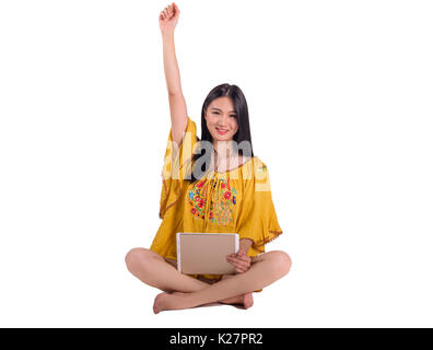 Jeune fille joyeuse avec une tablette graphique sur fond blanc Banque D'Images