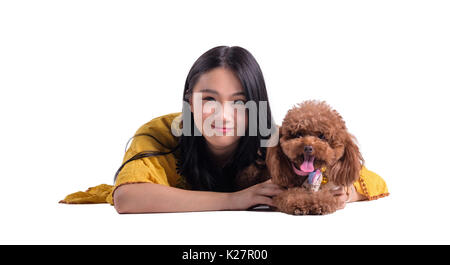 Une fille asiatique avec un petit chien Banque D'Images