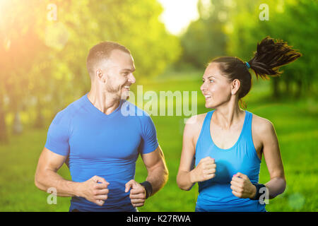 La formation à l'extérieur de coureurs. Ville d'exécution couple jogging à l'extérieur. Banque D'Images