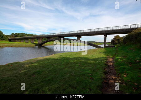 Le Welsh water road bridge afin de permettre l'accès à l'usine d'assainissement de Ogmore, sur la rive opposée de la rivière Ogmore. Banque D'Images