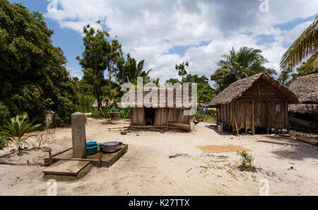 Malgache traditionnelle africaine hut dans la réserve de la forêt de Masoala, village typique du nord-est de Madagascar, province de Toamasina. Banque D'Images