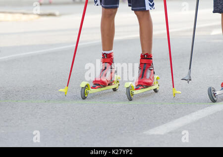 Compétition de ski à rouleaux. L'homme pour commencer la course d'attente Banque D'Images