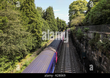 Sydney Gardens avec la ligne de chemin de fer principale qui le traverse, ville de Bath, Somerset, Angleterre, Royaume-Uni Banque D'Images