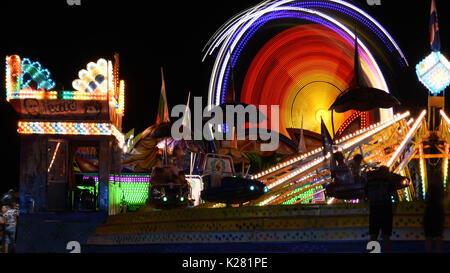 Des manèges à la fête foraine, scène de nuit Banque D'Images