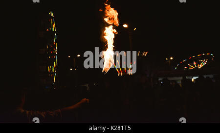 Tenant une torche de feu dans un parc d'Attractions Banque D'Images